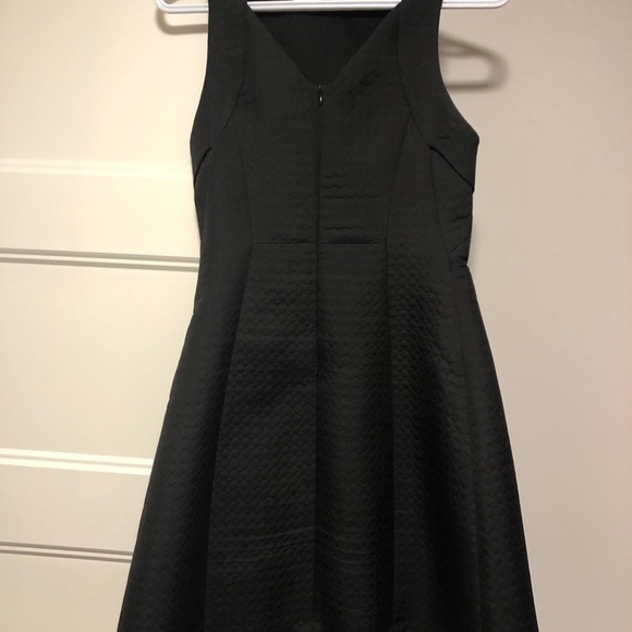 Simple textured black dress from Armani - Picture 2 of 3